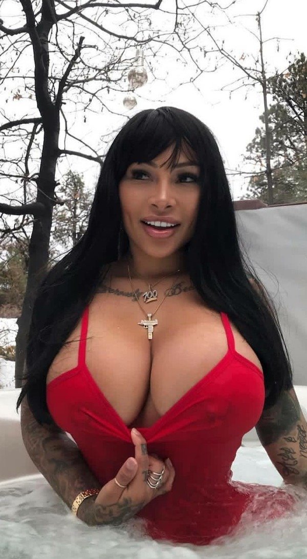 Busty Girls (29 pics)