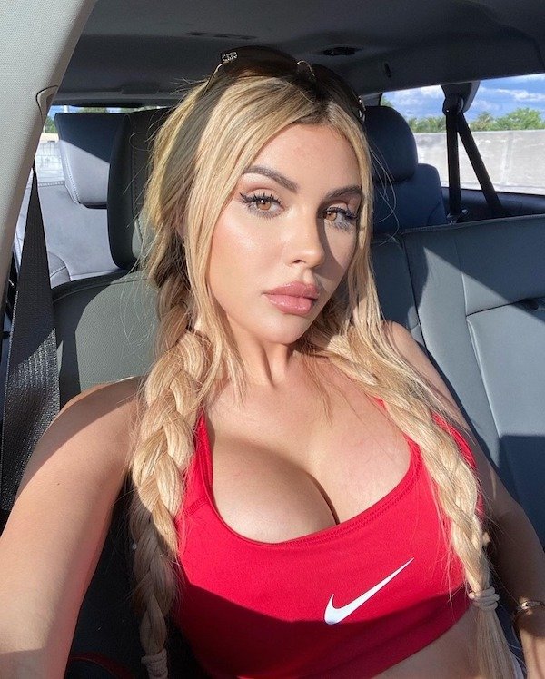 Busty Girls (61 pics)