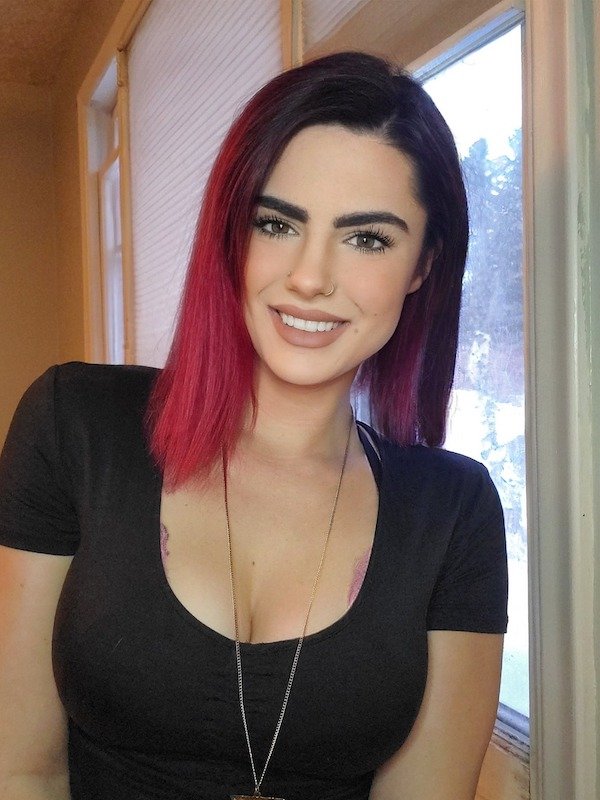Busty Girls (61 pics)