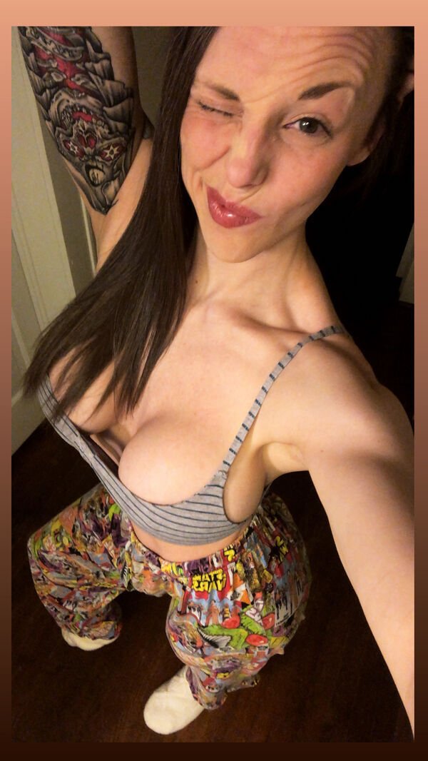 Busty Girls (61 pics)