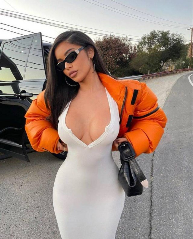 Busty Girls (55 pics)
