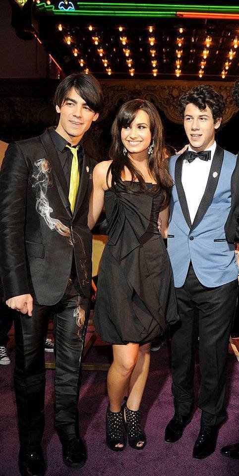 Celebrity Friendship: Then And Now (46 pics) Celebrity Friendship: Then And Now (46 pics)