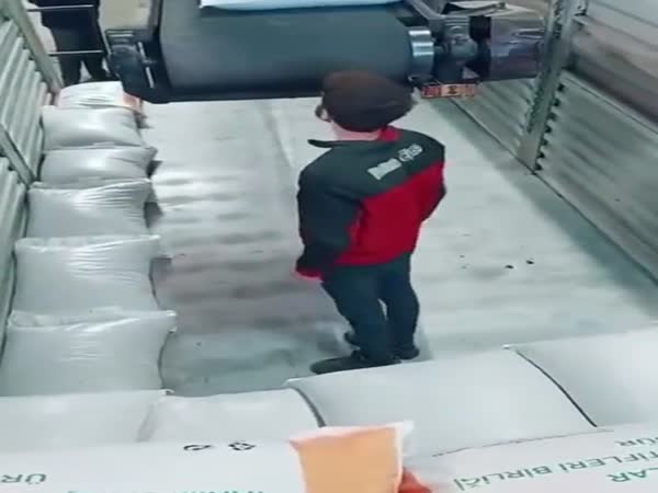 The Way This Guy Stacks 50kg Sacks