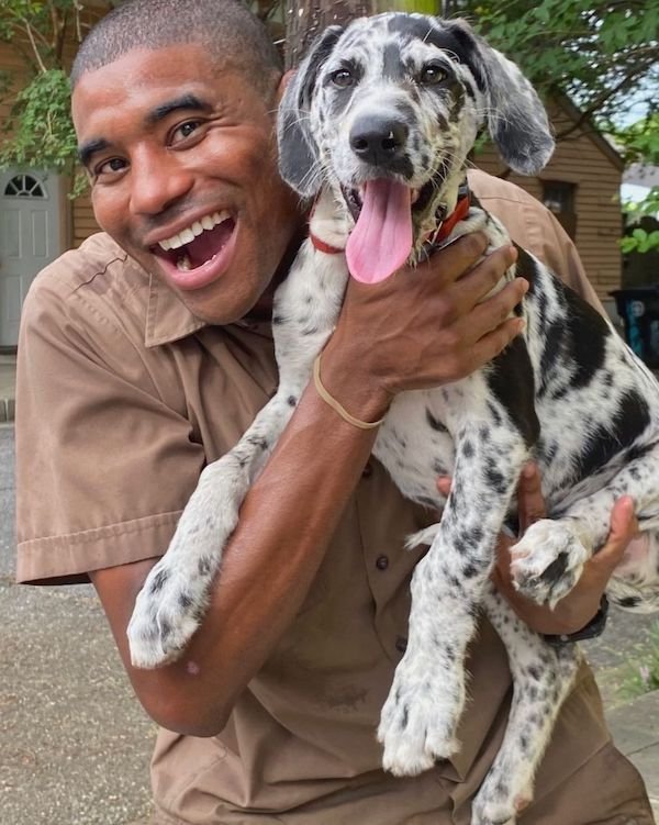 UPS Driver Takes A Photo With Every Pet He Meets On His Route (39 pics)