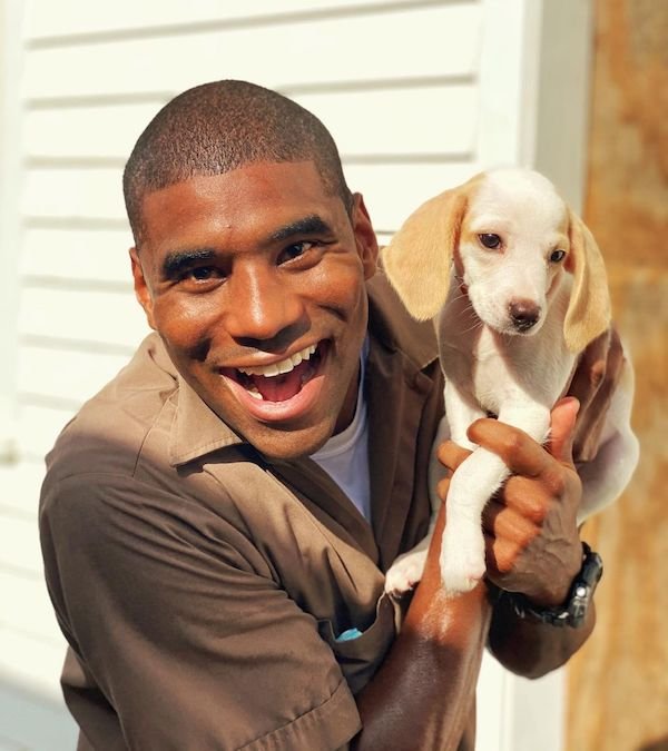 UPS Driver Takes A Photo With Every Pet He Meets On His Route (39 pics)