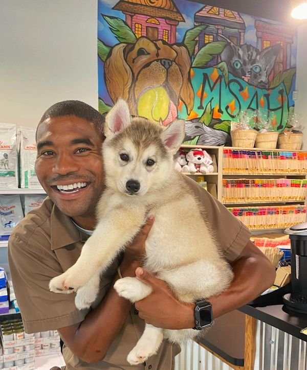 UPS Driver Takes A Photo With Every Pet He Meets On His Route (39 pics)