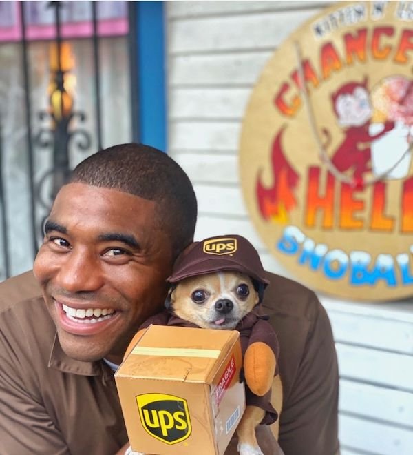 UPS Driver Takes A Photo With Every Pet He Meets On His Route (39 pics)