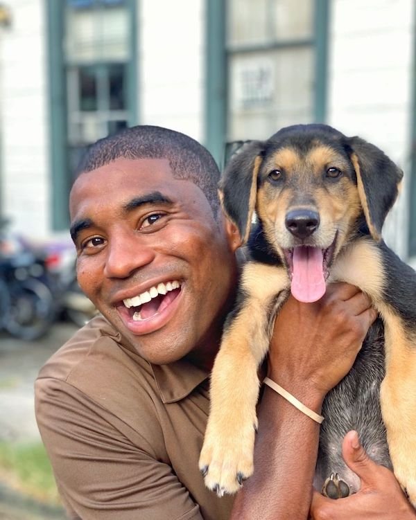 UPS Driver Takes A Photo With Every Pet He Meets On His Route (39 pics)