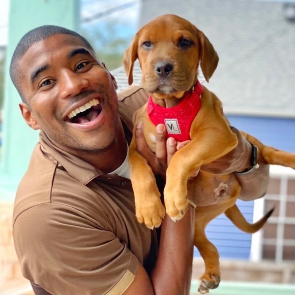UPS Driver Takes A Photo With Every Pet He Meets On His Route (39 pics)
