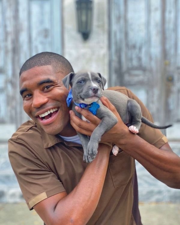 UPS Driver Takes A Photo With Every Pet He Meets On His Route (39 pics)