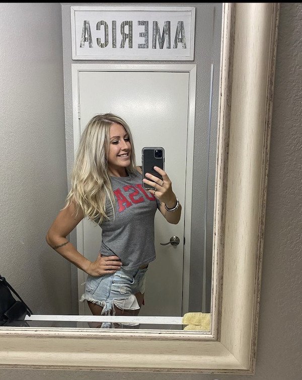 Girls In Shorts (43 pics)