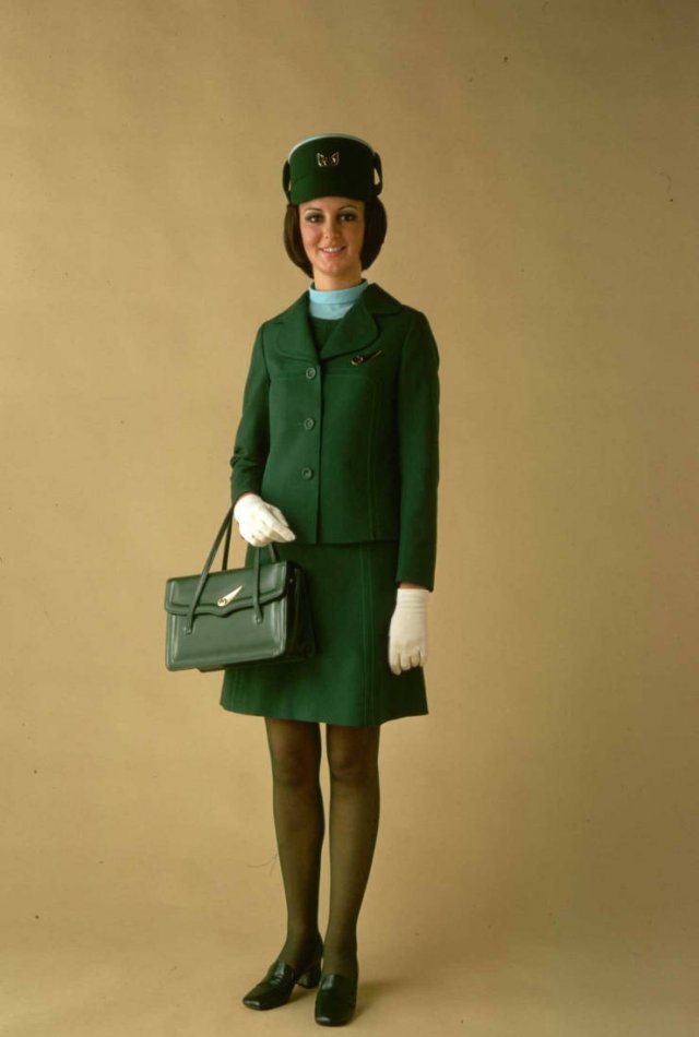 70's Flight Attendant Uniforms (15 pics)