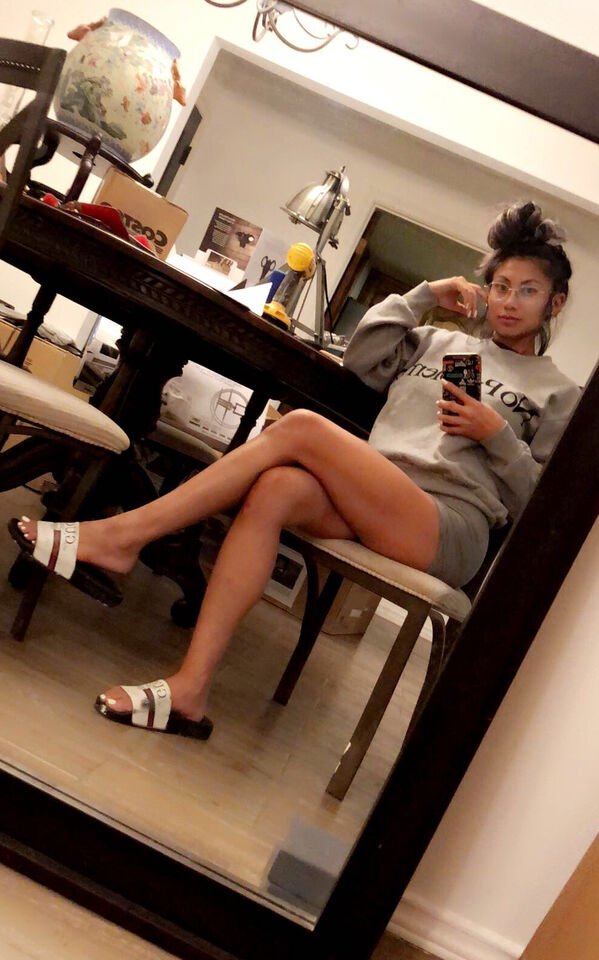 Girls With Beautiful Legs (38 pics)
