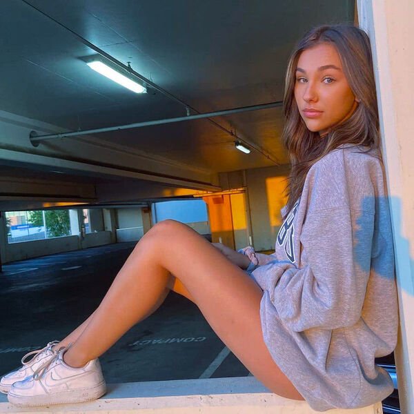 Girls With Beautiful Legs (38 pics)