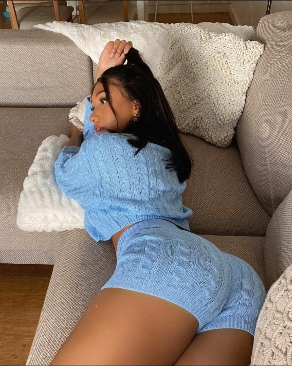 Girls In Shorts (50 pics)