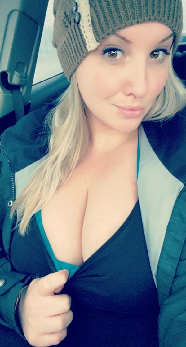Busty Girls (59 pics)