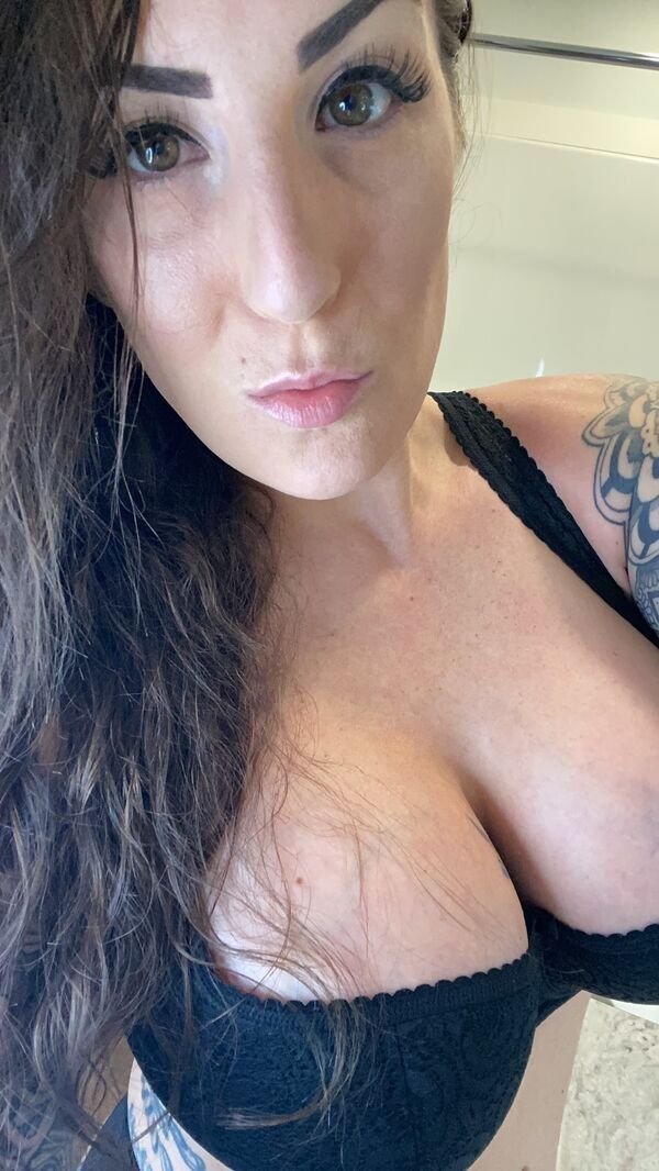 Busty Girls (59 pics)