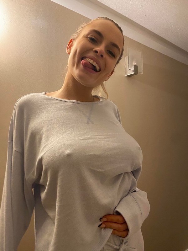 Busty Girls (59 pics)