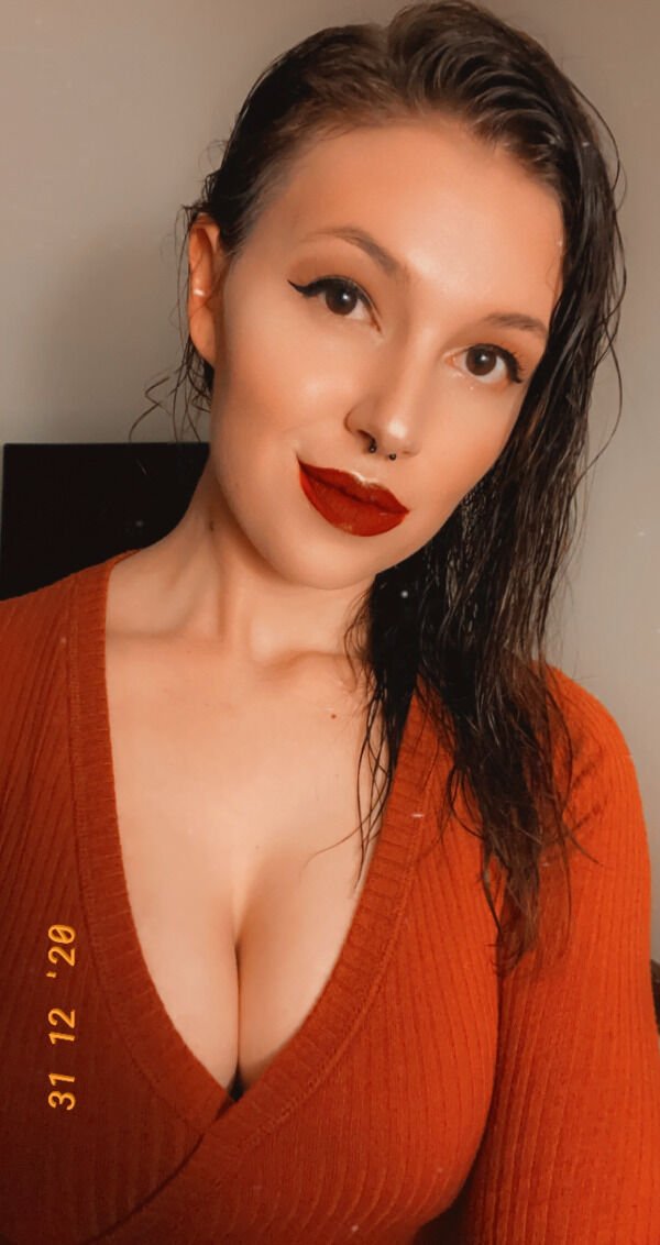 Busty Girls (59 pics)