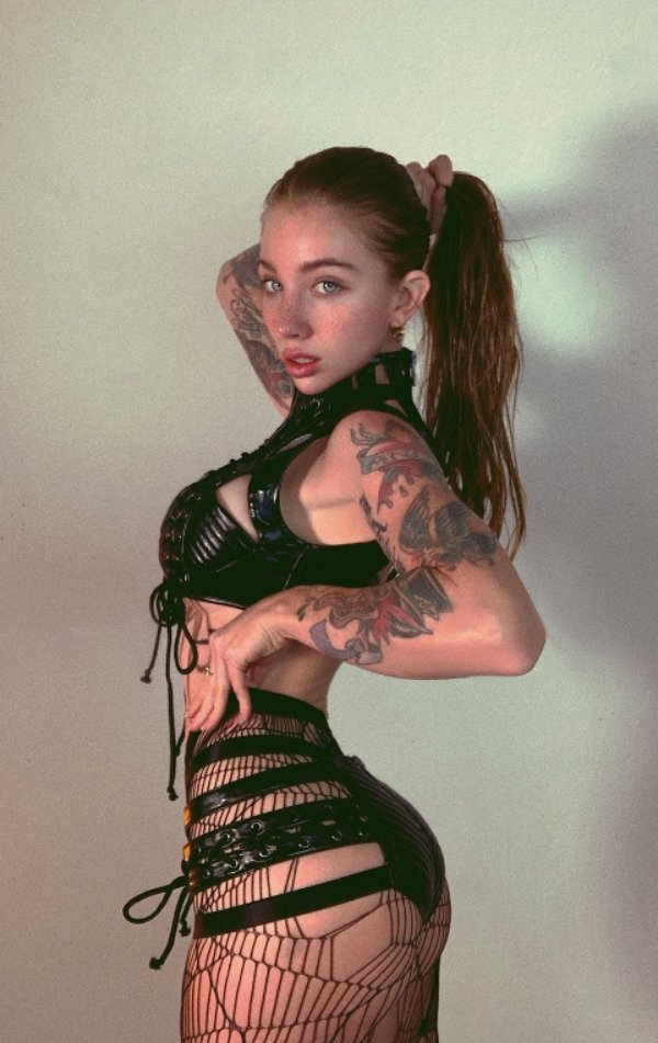 Girls In Latex And Leather (33 pics)