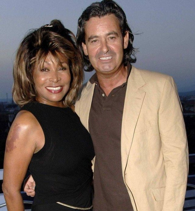 Female Celebrities With Their Younger Partners (15 pics) Female Celebrities With Their Younger Partners (15 pics)