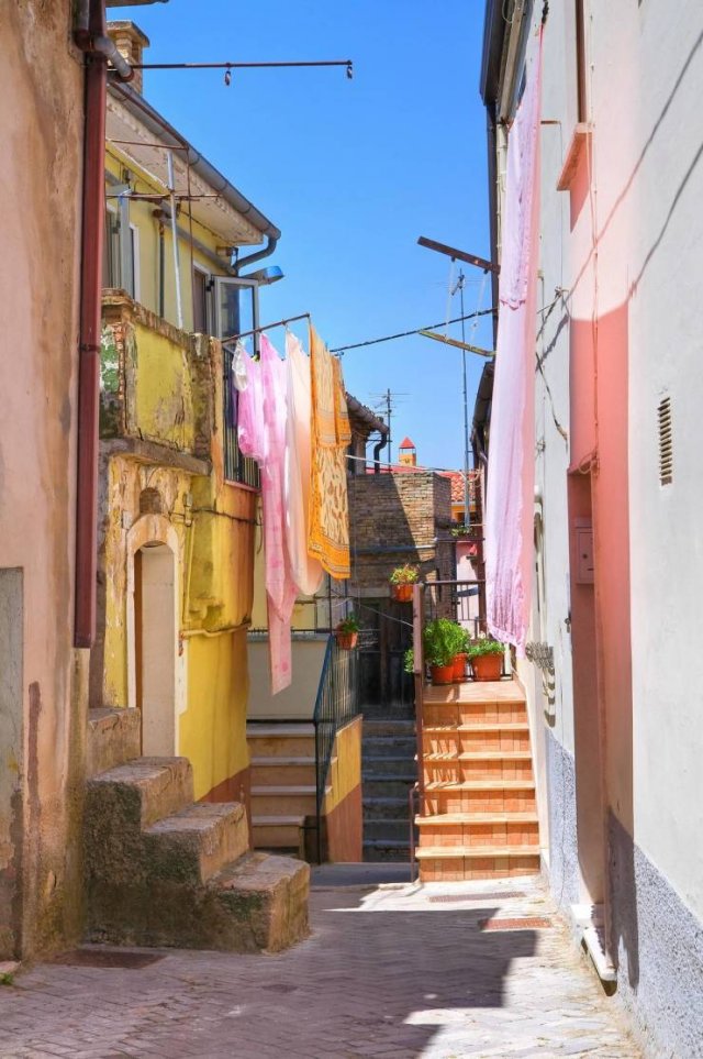 Sicilian Town Sells Houses For 1€ Each And Gives €25 Thousand For Its Renovation (6 pics)