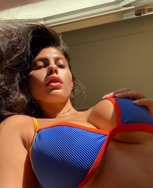 Busty Girls (56 pics)