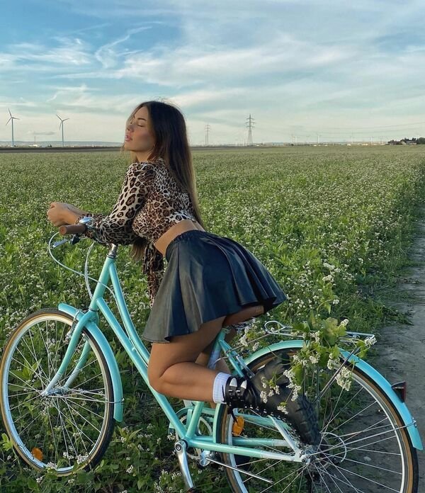 Girls Riding Bicycles (43 pics)