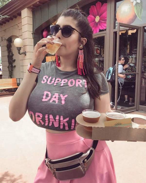 Busty Girls (56 pics)