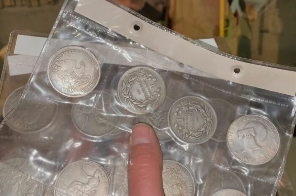 Estate Sale: Man Hits Jackpot With $400k Worth Of Goods Found There (14 pics)