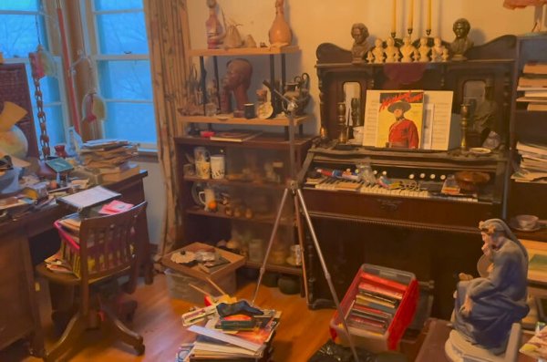 Estate Sale: Man Hits Jackpot With $400k Worth Of Goods Found There (14 pics)