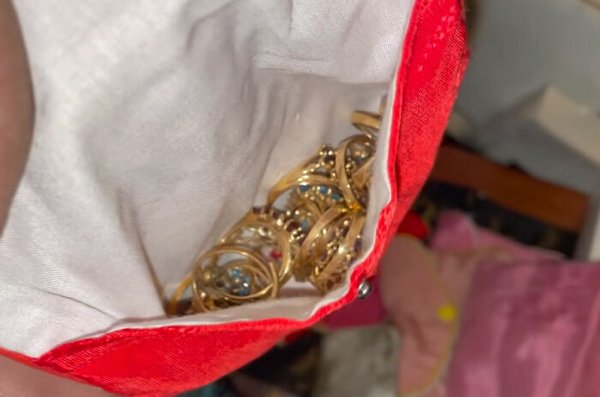 Estate Sale: Man Hits Jackpot With $400k Worth Of Goods Found There (14 pics)