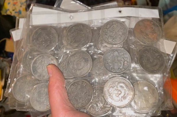 Estate Sale: Man Hits Jackpot With $400k Worth Of Goods Found There (14 pics)