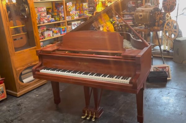 Estate Sale: Man Hits Jackpot With $400k Worth Of Goods Found There (14 pics)