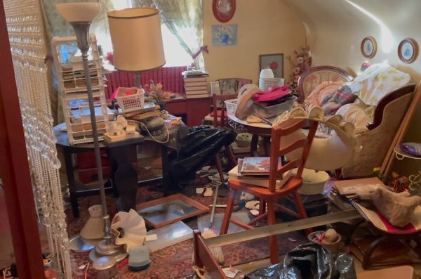 Estate Sale: Man Hits Jackpot With $400k Worth Of Goods Found There (14 pics)