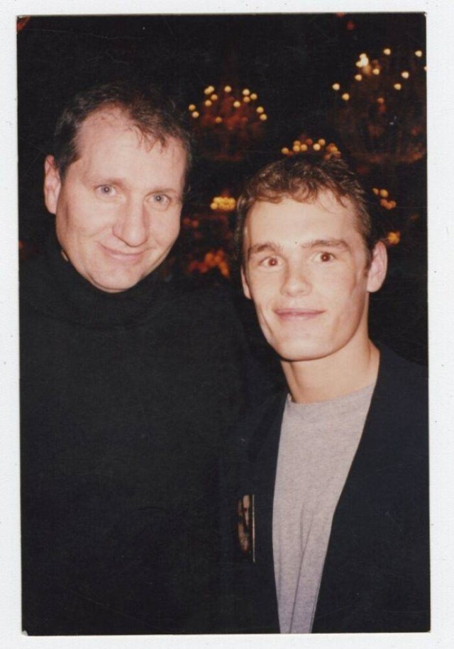 Mysterious Guy Took Pictures With Almost All Celebrities (30 pics) Mysterious Guy Took Pictures With Almost All Celebrities (30 pics)