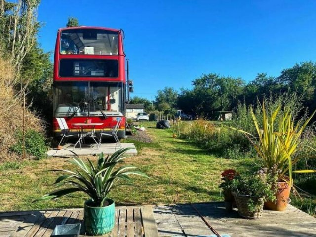 Couple Turned A Double Decker Bus Into A Fantastic Mobile Home (41 pics)