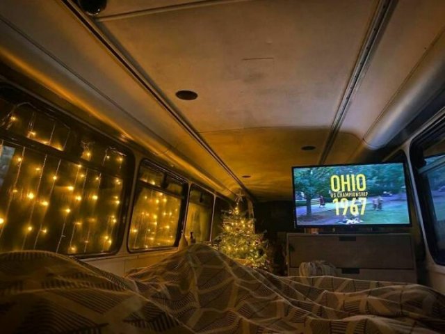 Couple Turned A Double Decker Bus Into A Fantastic Mobile Home (41 pics)