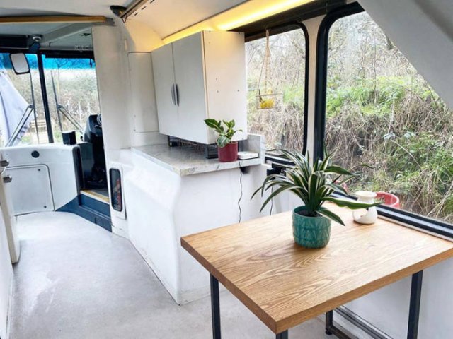 Couple Turned A Double Decker Bus Into A Fantastic Mobile Home (41 pics)