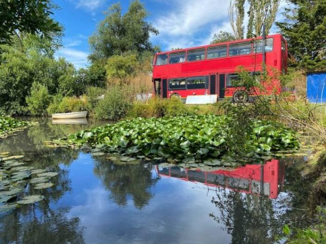 Couple Turned A Double Decker Bus Into A Fantastic Mobile Home (41 pics)