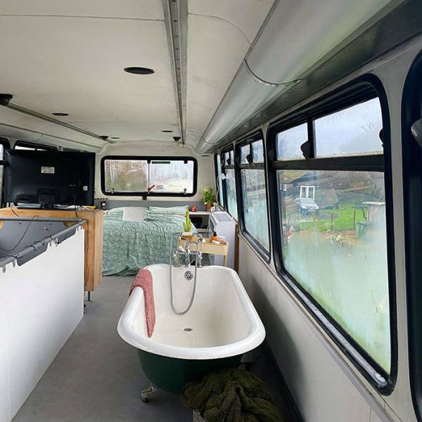 Couple Turned A Double Decker Bus Into A Fantastic Mobile Home (41 pics)