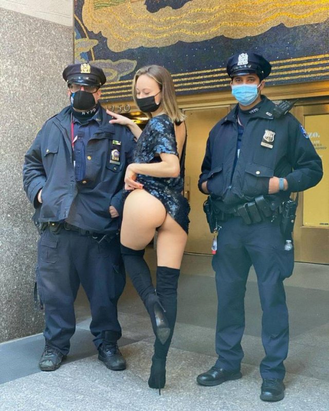 This Russian Girl Likes To Demonstrate Her Body Part On The New York Streets (23 pics)