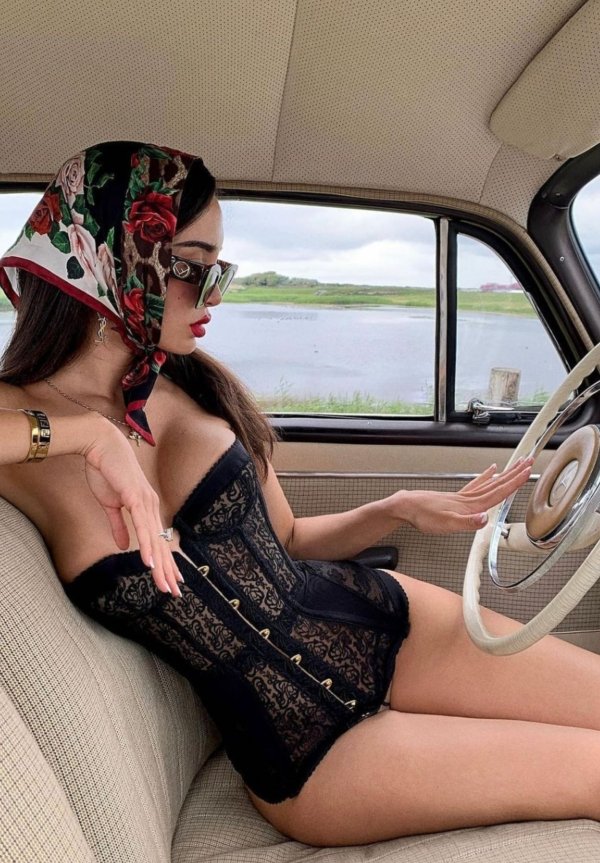 Girls In Corsets (29 pics)