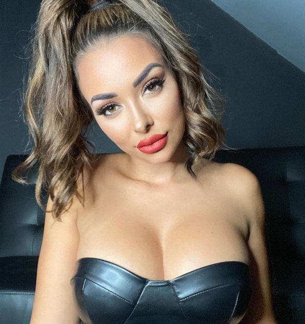 Girls In Corsets (29 pics)