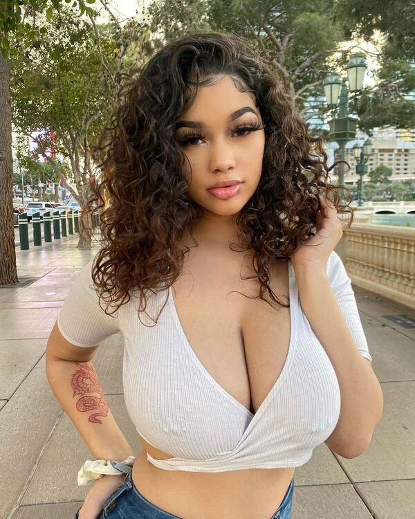 Busty Girls (54 pics)