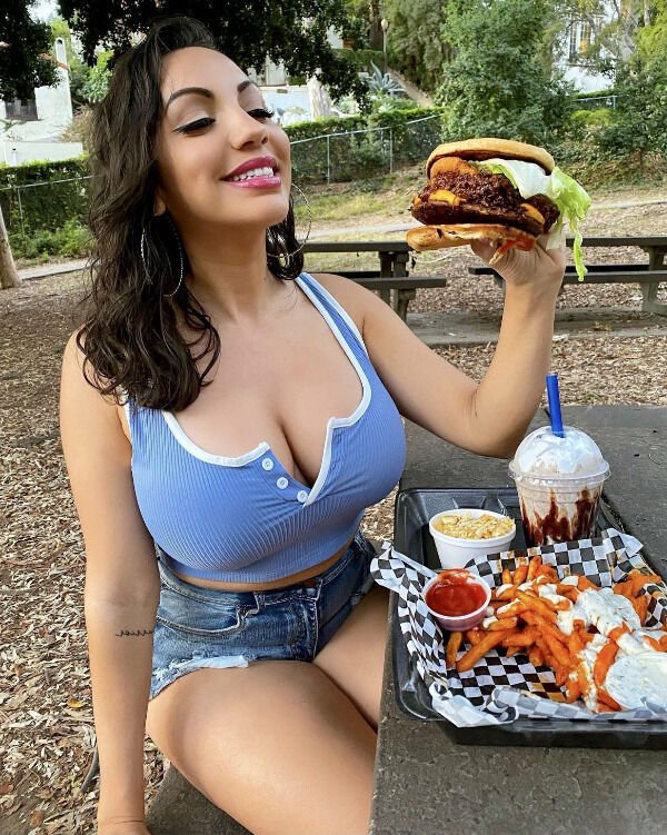 Busty Girls (54 pics)