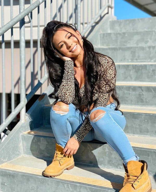 Girls In Denim (35 pics)