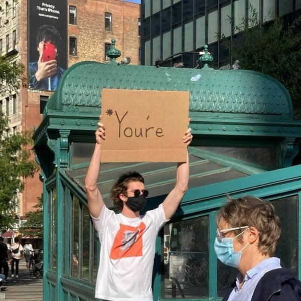 Dude With Sign (35 pics)