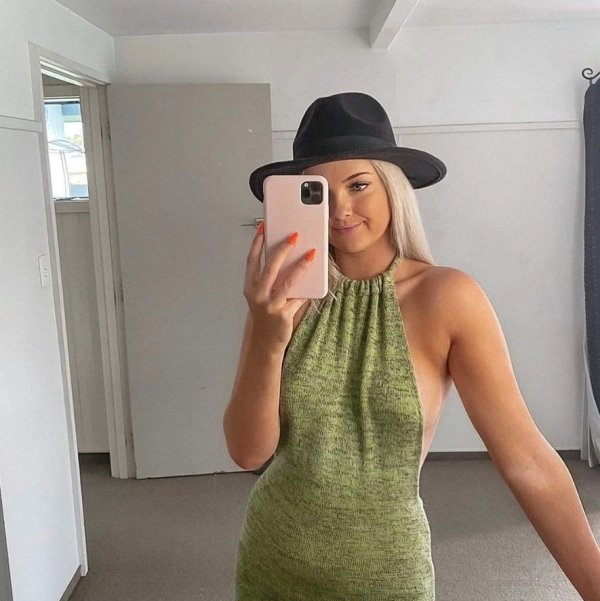 Busty Girls (32 pics)