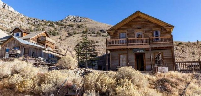 American Entrepreneur Bought An Abandoned Town To Recreate It As A Touristic Place (27 pics)